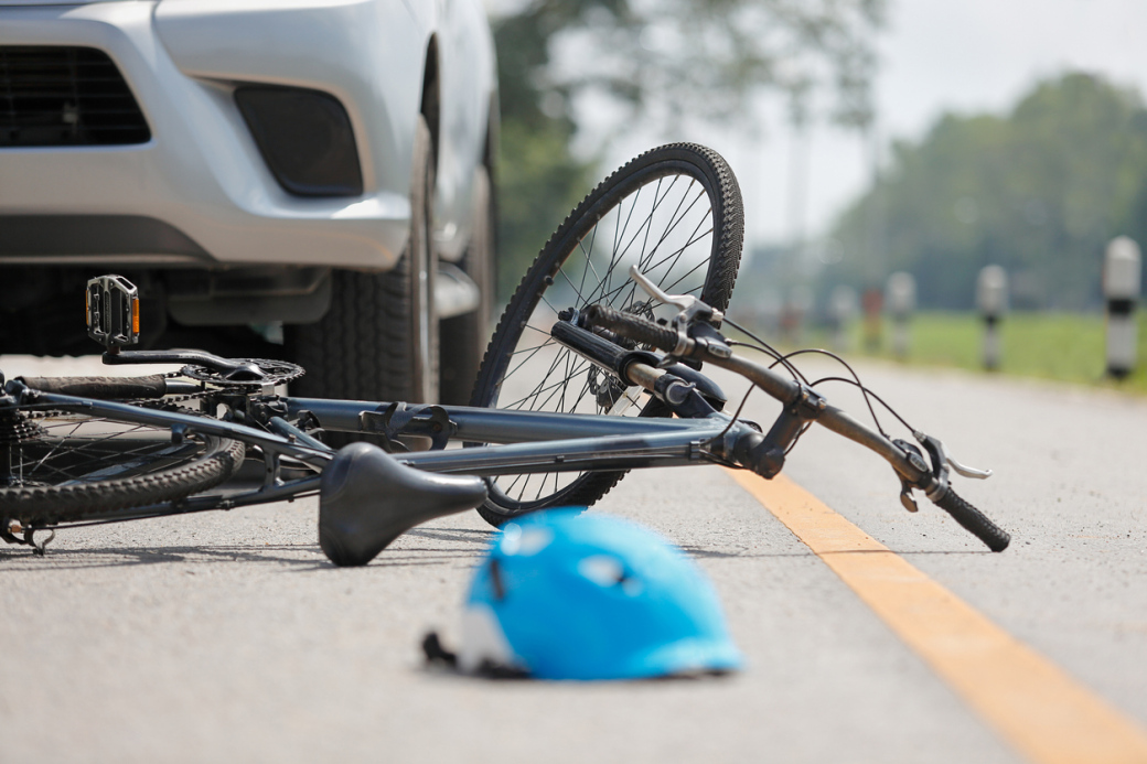 Cyklista po střetu s autem svým zraněním podlehl 