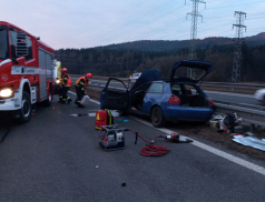 Hasiči u Ratiboře vyprošťovali řidiče z havarovaného auta