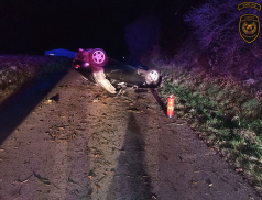 Řidič převrátil u Kladerub auto na střechu