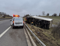 Osobák se srazil s náklaďákem, další auto skončilo na střeše