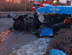 Řidič narazil do protijedoucího trolejbusu. Utrpěl těžké zranění 