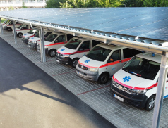 Sanitky v Uherskohradišťské nemocnici parkují pod novým přístřeškem s fotovoltaickou střechou