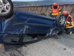 Auto převrácené na střechu a dva zranění