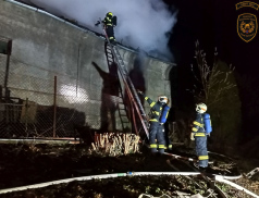 Komplikovaný zásah hasičů. Během hašení budovy se propadl strop