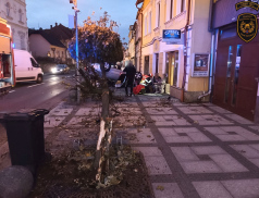 Skončila na střeše na chodníku. Srazila přitom chodkyni