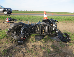 Střet motocyklu s vozidlem si vyžádal těžké zranění motocyklisty 