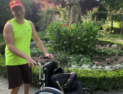 NADACE AGEL přispěla handicapovanému Honzovi na nákup invalidního vozíku