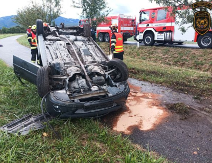 Řidič skončil na cyklostezce s převráceným autem