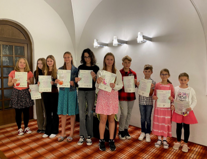 Certifikáty Cambridge převzali žáci ZŠ Křižná na radnici