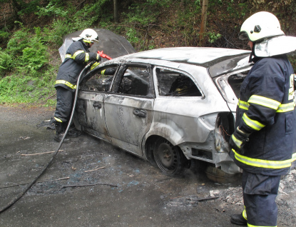 Vypůjčené auto kompletně shořelo