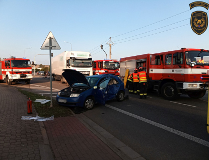 Kamion se srazil s osobákem. Posádka auta utrpěla zranění 