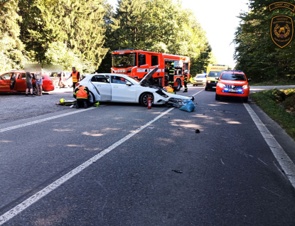 V neděli bouraly osobáky i motorkář