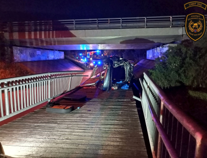 Auto spadlo z mostu, řidič zůstal zaklíněn