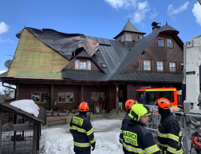 Chata na Kohútce na Vsetínsku přišla o část střechy. Příčinou byl silný vítr