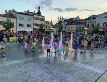 Fontána radosti v Rožnově: Nový vodní prvek přilákal stovky občanů