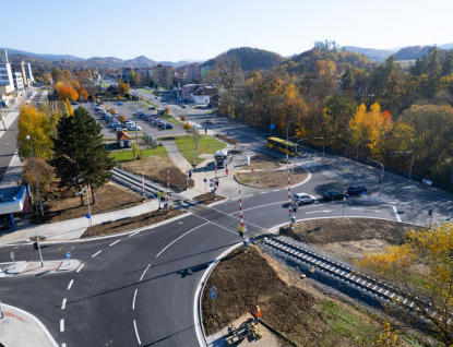 Železniční přejezd v Rožnově je po rekonstrukci bezpečnější