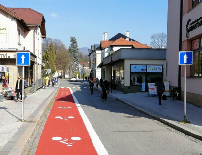 Úsek ulice Palackého směrem na náměstí je pro cyklisty nově obousměrný