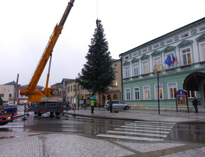 Vánoční strom již zdobí Masarykovo náměstí. Rozsvítí se v pátek 1. prosince