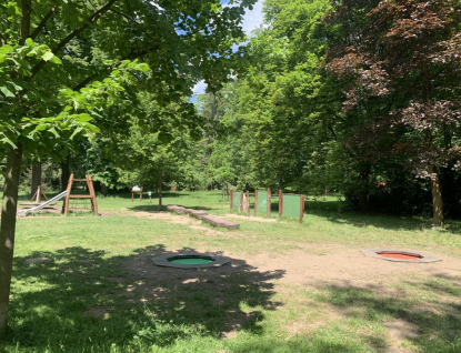 Zemní trampolíny oživily městský park