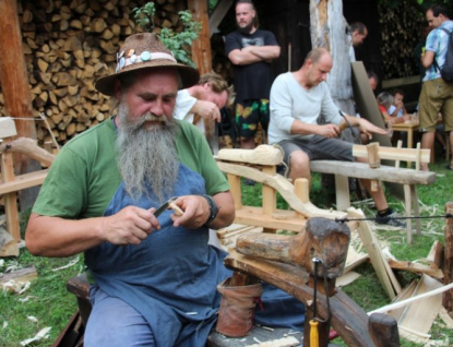 Živé dřevěnice lákají na ukázky řemesel i valašskou kuchyni