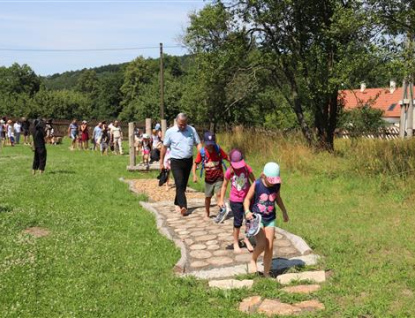 V arboretu se můžete projít po stezce bosou nohou