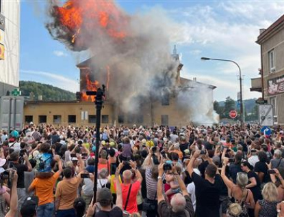 Vsetín se rozloučil se starou nádražní budovou