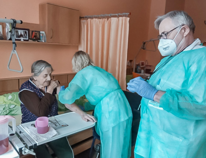 Vsetínská nemocnice ztrojnásobila denní počty očkovaných, do terénu vyjíždí i její mobilní tým