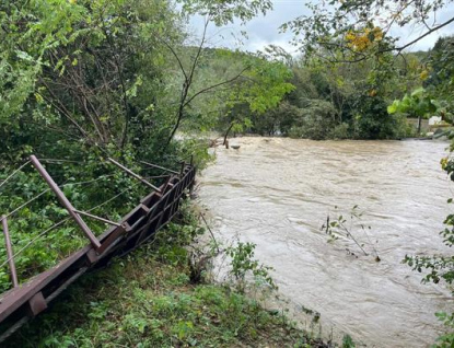 Povodňová komise řeší odstranění zborcené lávky z koryta Bečvy