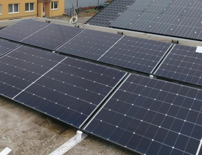 Záchranka instaluje fotovoltaiku na sedmi výjezdových základnách