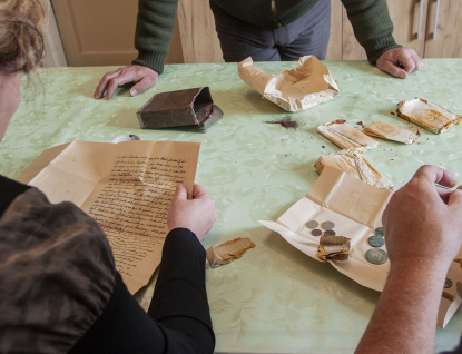 Při opravě kostela v Hulíně našli řemeslníci krabičku s cennými historickými archiváliemi