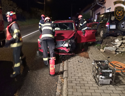 Řidič narazil do zídky. Vyprostit ho museli hasiči