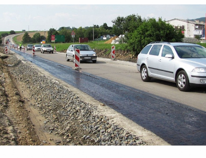 Největší zahajovanou stavbou letos bude rekonstrukce silnice z Bystřice na hranici Olomouckého kraje