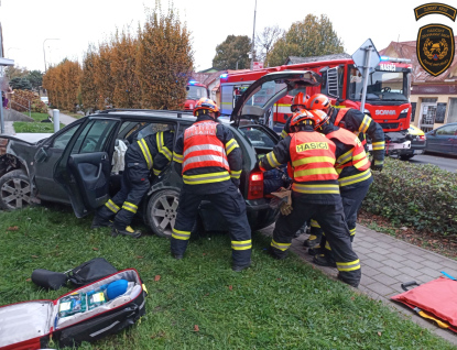 Řidič pobořil lešení a zůstal uvězněn v autě