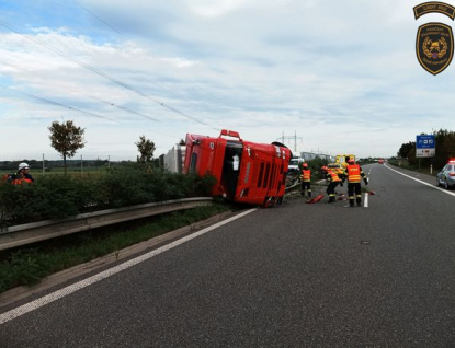 Tragická nehoda nákladního vozidla. Řidič utrpěl smrtelná zranění 