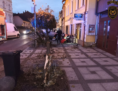 Skončila na střeše na chodníku. Srazila přitom chodkyni