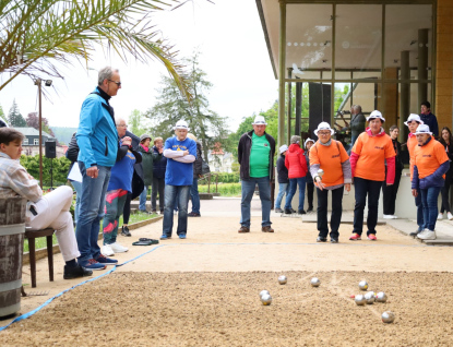 Senioři strávili v Luhačovicích příjemný den při hře pétanque