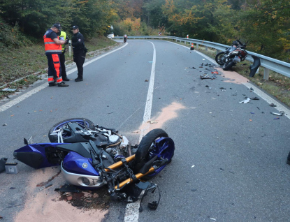 Střet dvou motocyklů. Nehoda si vyžádala tři zraněné  