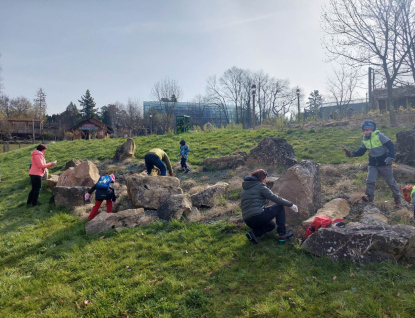 Zaměstnanci krajského úřadu se zapojili do akce Ukliďme svět. Vyrazili na hrad Lukov i do areálu zlínské ZOO