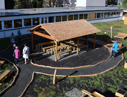 Opravené atrium na základní škole Masarykova už slouží dětem