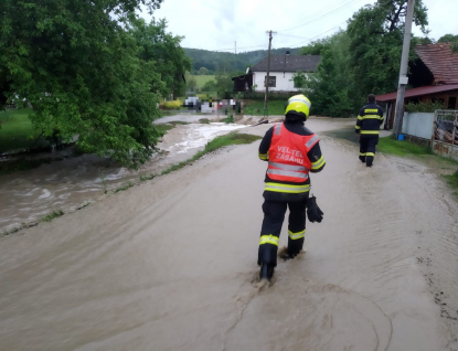 Silný déšť a bouřky se přehnaly Zlínským krajem. Voda s bahnem se valila do domů 