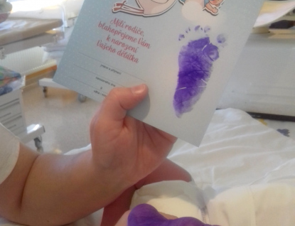 Nemocnice Valašské Meziříčí nabízí novopečeným rodičům památeční kartičky s otiskem chodidla miminka