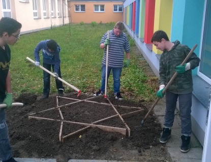 Žáci ze základní školy Křižná sázeli cibulky za dětské oběti holocaustu