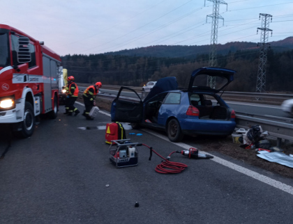 Hasiči u Ratiboře vyprošťovali řidiče z havarovaného auta