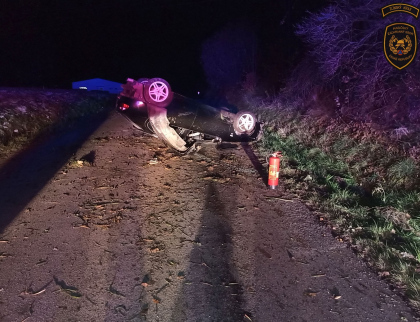 Řidič převrátil u Kladerub auto na střechu