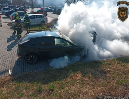 Ve ValMezu vzplálo osobní auto 