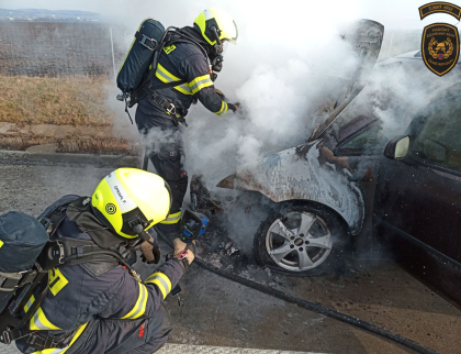 Na dálnici vzplálo osobní auto