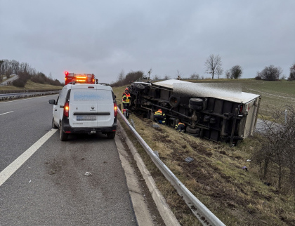 Osobák se srazil s náklaďákem, další auto skončilo na střeše