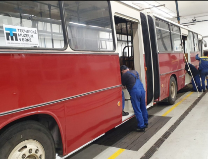 Pracovníci DSZO opravili historický autobus z roku 1989. Radost bude dělat v Brně