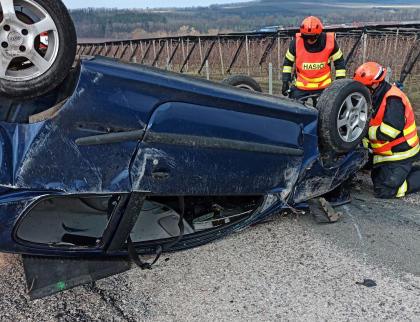 Auto převrácené na střechu a dva zranění