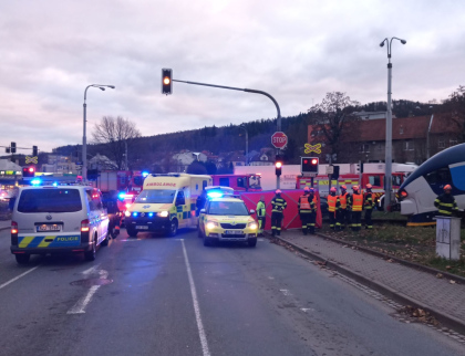 Tragická událost na železnici. Žena střet s vlakem nepřežila 